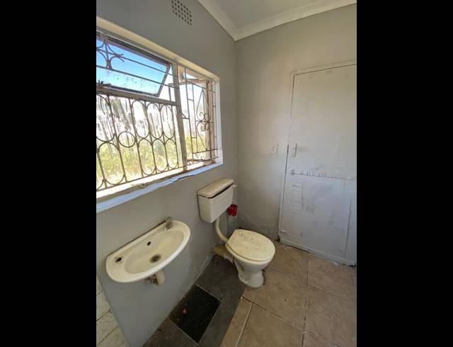 8 BEDROOM HOUSE FOR SALE IN RHODESFIELD